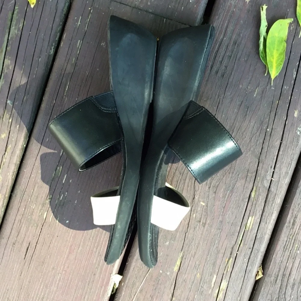 Aerosoles Strappy Wedges Black and Cream slides Size 8 - Picture 2 of 4